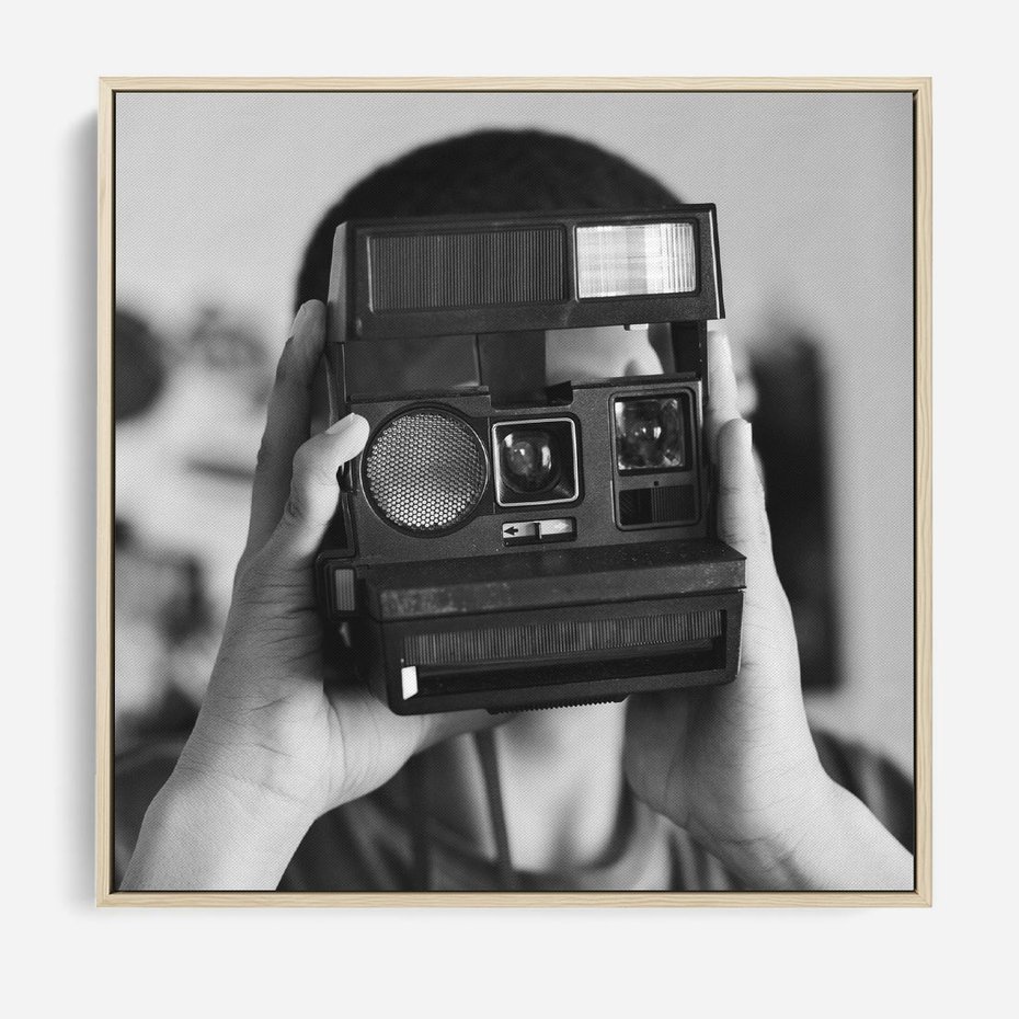 Obraz w ramie 50x50 - Mężczyzna za Aparatem - czarno białe zdjęcie, portret - rama drewno