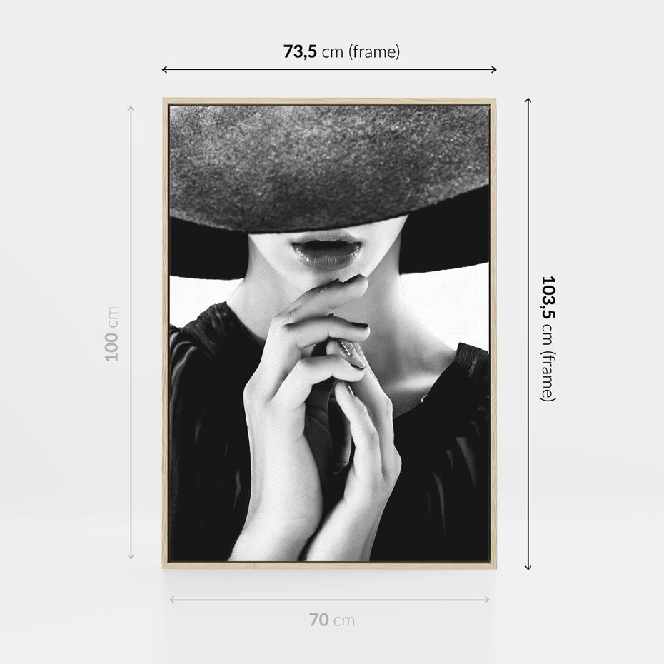 Obraz w ramie 70x100 - Czarna Elegancja - fotografia czarno biała, zbliżenie portret kobiety w czerni - rama drewno