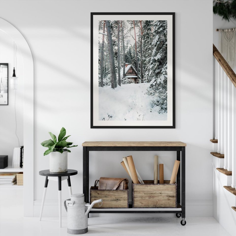 Plakat bez ramy 30x40 - Spokój Zimowej Przygody w Lesie - domek w górach w lesie, zima