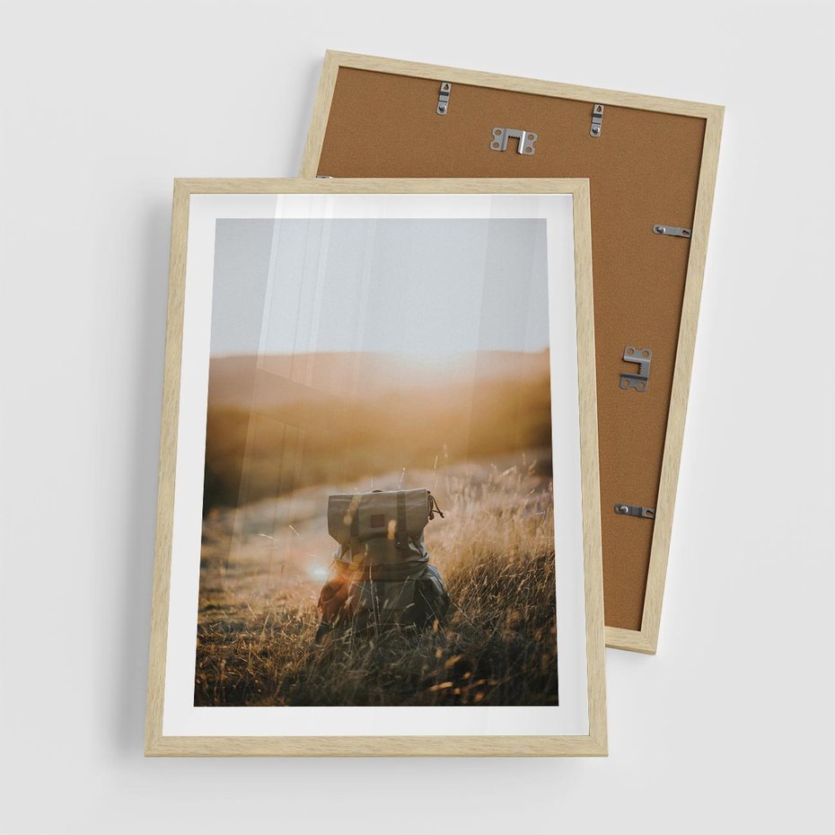 Plakat w ramie 50x70 - Podróżniczy bukiet na łące - plecak, podróż - rama drewno