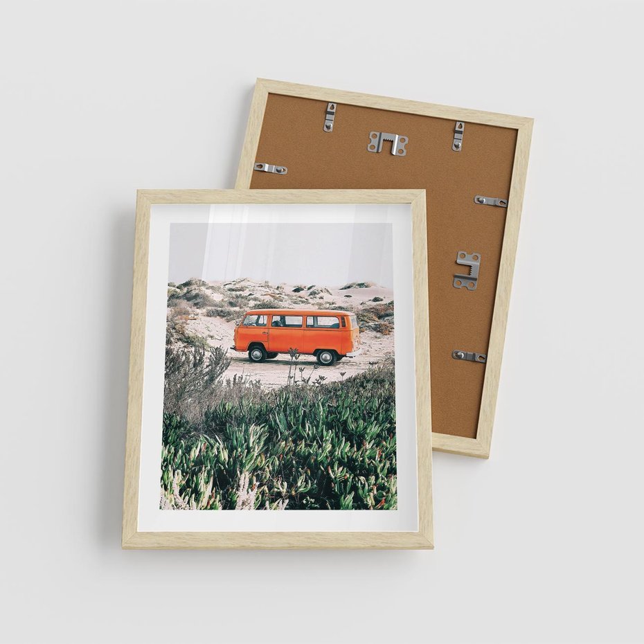 Plakat w ramie 40x50 - Podróże po Pustyni - stary samochód van, pomarańczowy - rama drewno