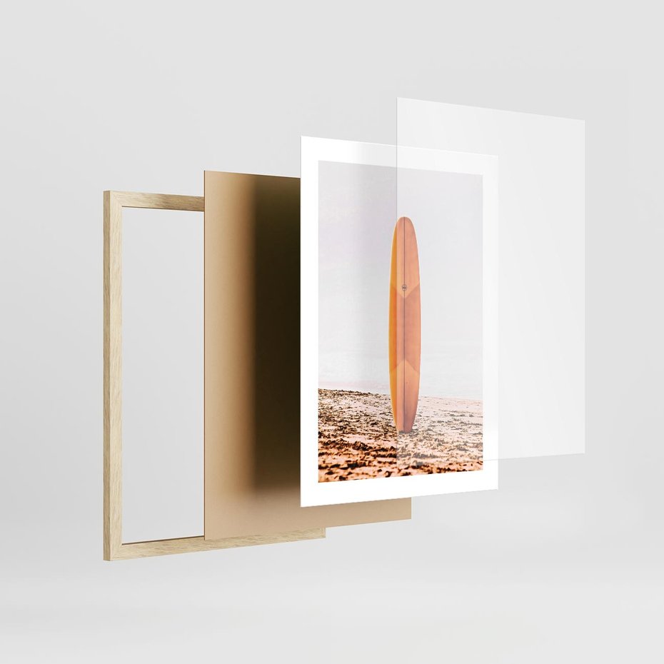 Plakat w ramie 30x40 - Deska w Piasku: Gotowa na Fale - plaża, pomarańczowa deska surfingowa wbita w piasek - rama drewno