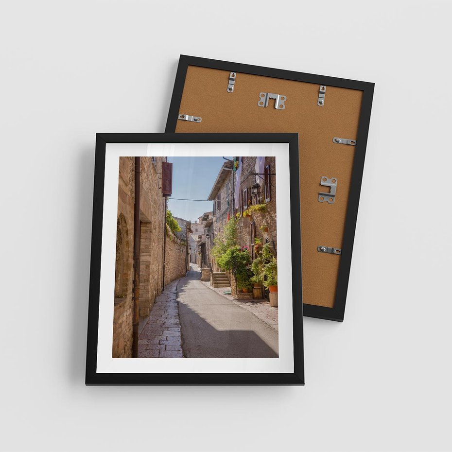 Plakat w ramie 40x50 - Uliczka Wakacyjnego Miasteczka - uliczka, wakacje - rama czarna