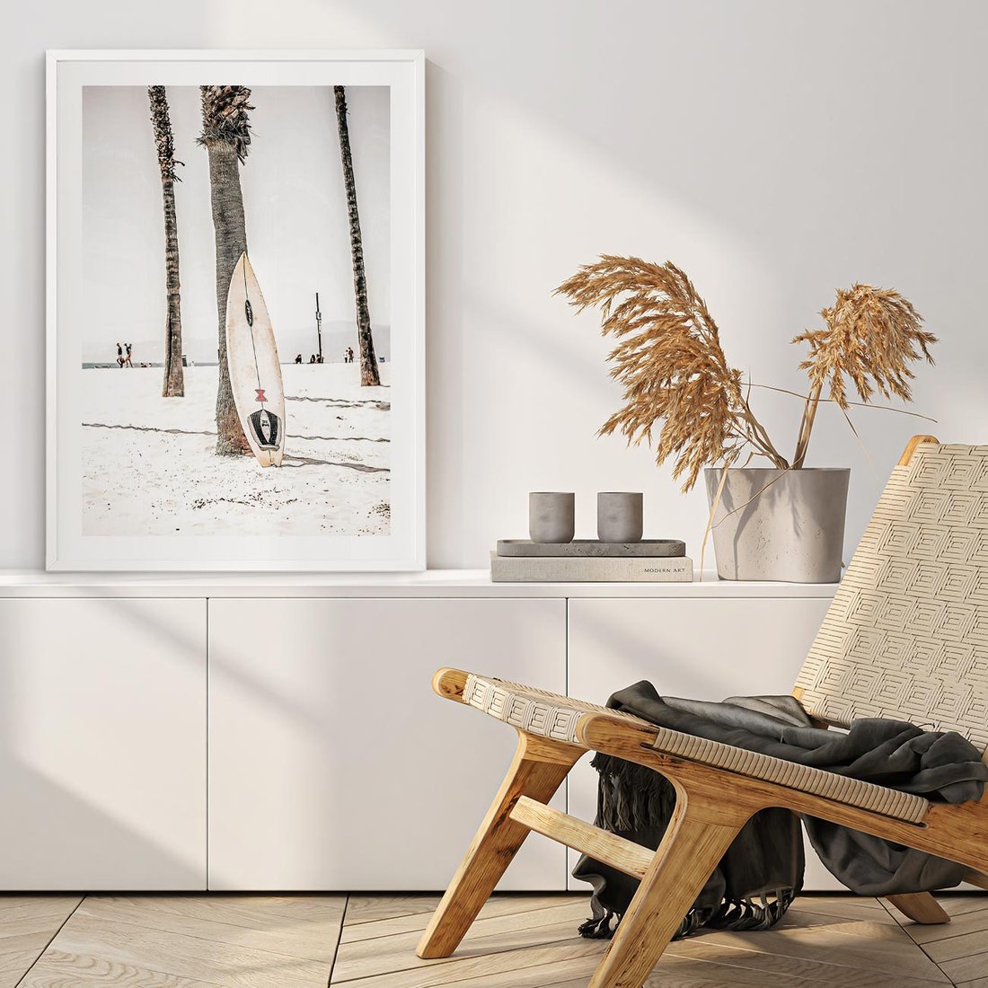 Plakat w ramie 50x70 - Plażowy Relaks - deska surfingowa, oparta o palmę - rama biała