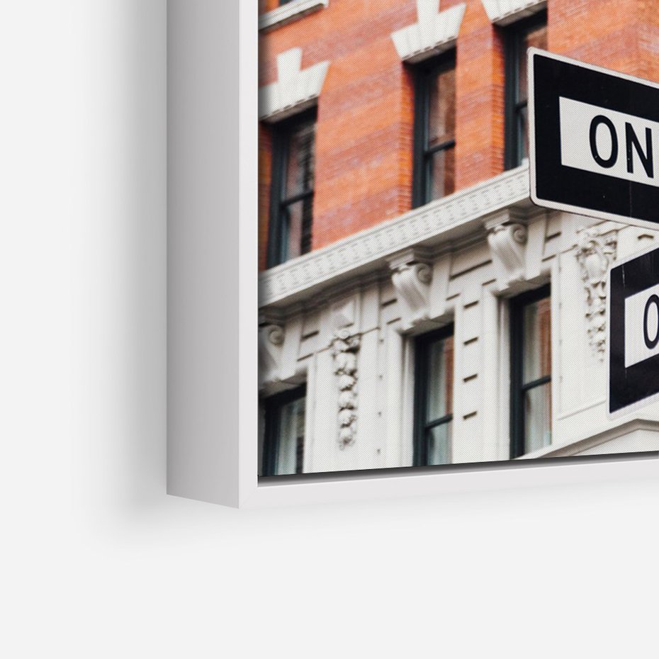 Obraz w ramie 80x120 - Namiastka wielkiego miasta - Nowy Jork, drogowskaz - rama biała