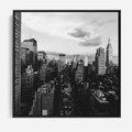 Obraz w ramie 50x50 - Wibracje Miejskiego Życia - miasto, wieżowce - rama czarna