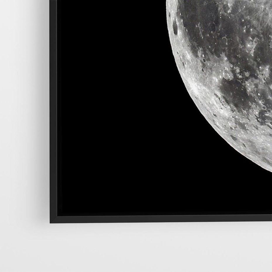 Obraz w ramie 70x50 - Księżycowa Aura - zdjęcie, ogromny księżyc na czarnym tle - rama czarna