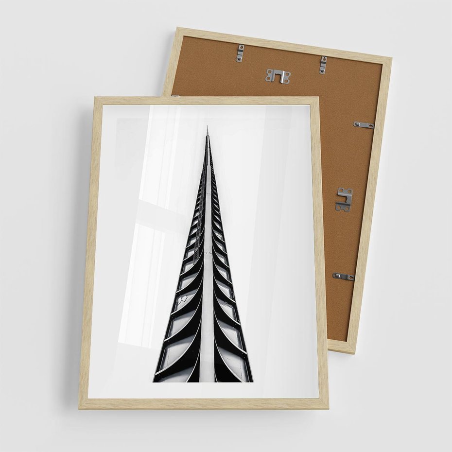 Plakat w ramie 50x70 - Majestatyczna Architektura - wysoki, strzelisty wieżowiec - rama drewno