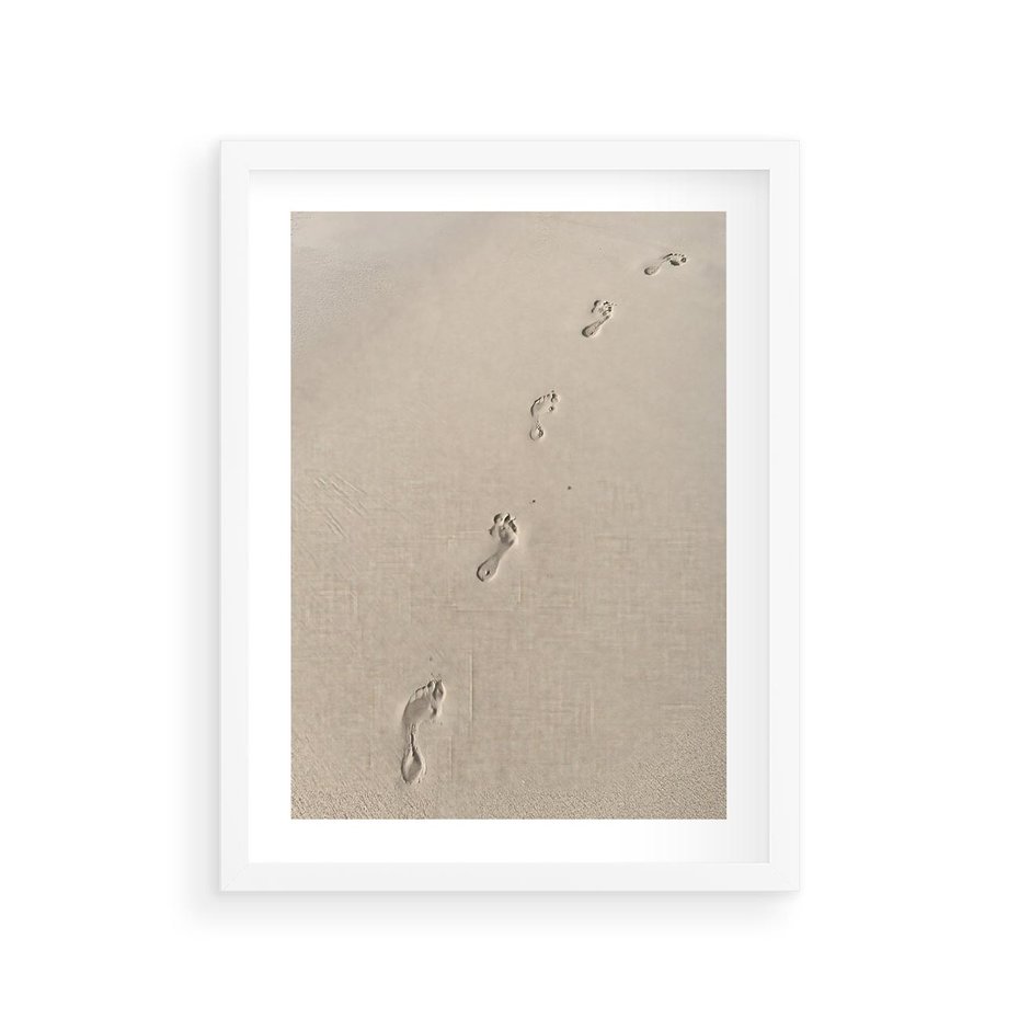 Plakat w ramie 30x40 - Ślady na Złocistym Piasku - piasek, ślady stóp na piasku - rama biała