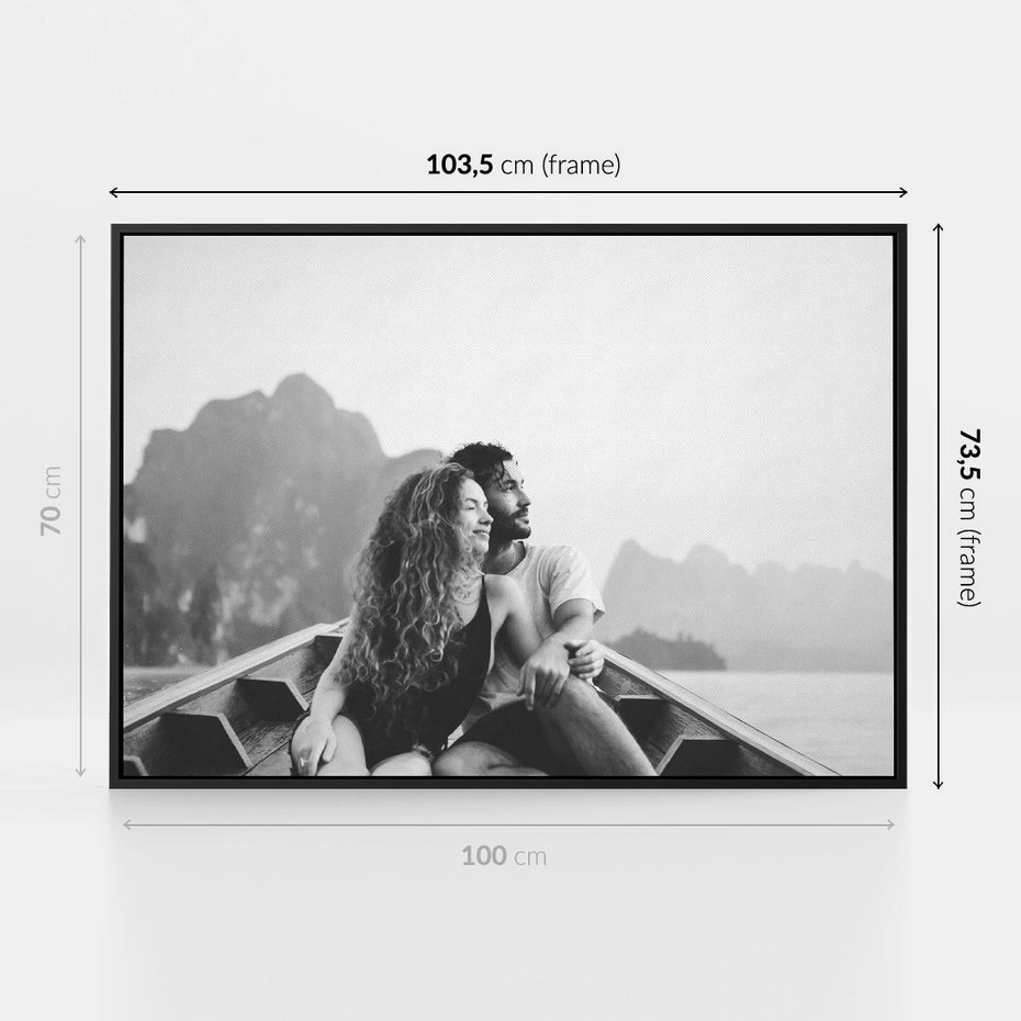 Obraz w ramie 100x70 - Księga mglistych marzeń - czarno biała fotografia, para zakochanych w łodzi - rama czarna