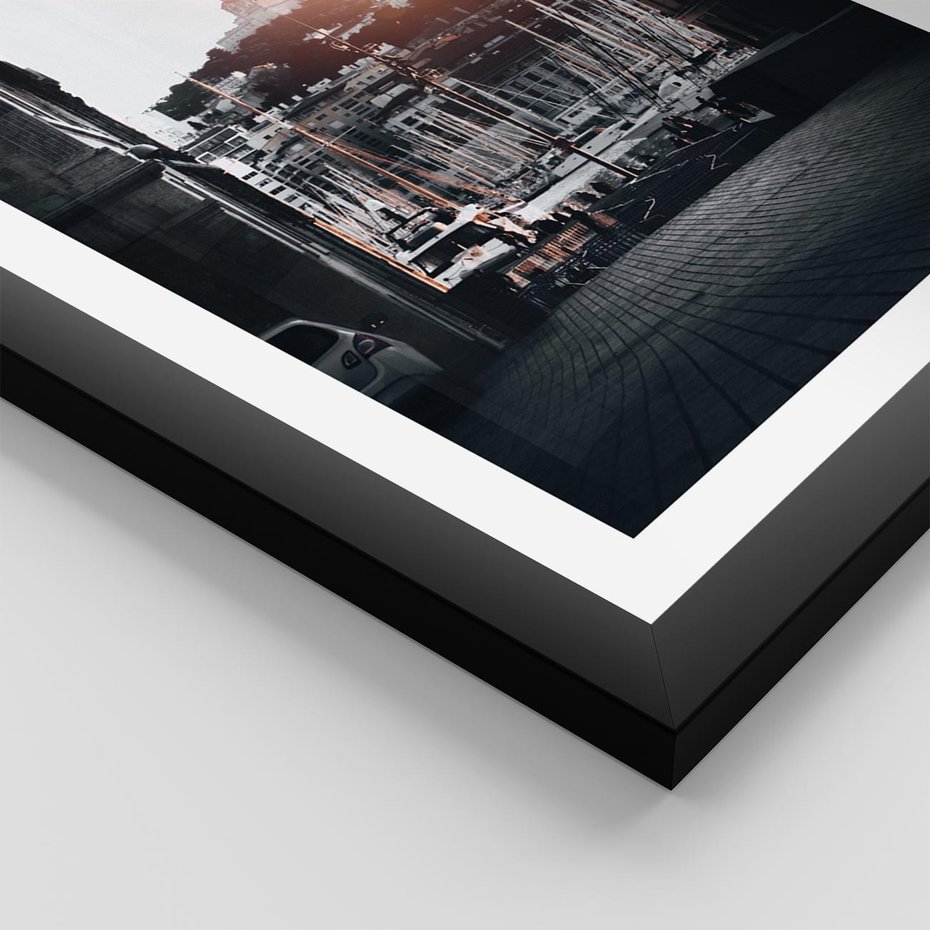 Plakat w ramie 40x50 - Światło Portowe - czarno białe zdjecie, uliczka w nadmorskim mieście - rama czarna