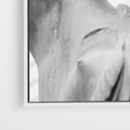 Obraz w ramie 50x70 - Zaklęta w Kamieniu - antyczna rzeźba kobiety na fotografii, czarno biała - rama biała