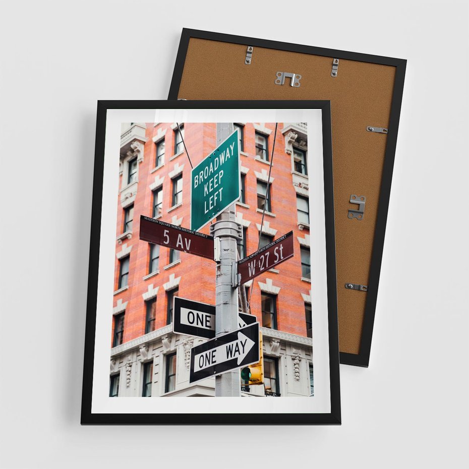 Plakat w ramie 50x70 - Namiastka wielkiego miasta - Nowy Jork, drogowskaz - rama czarna