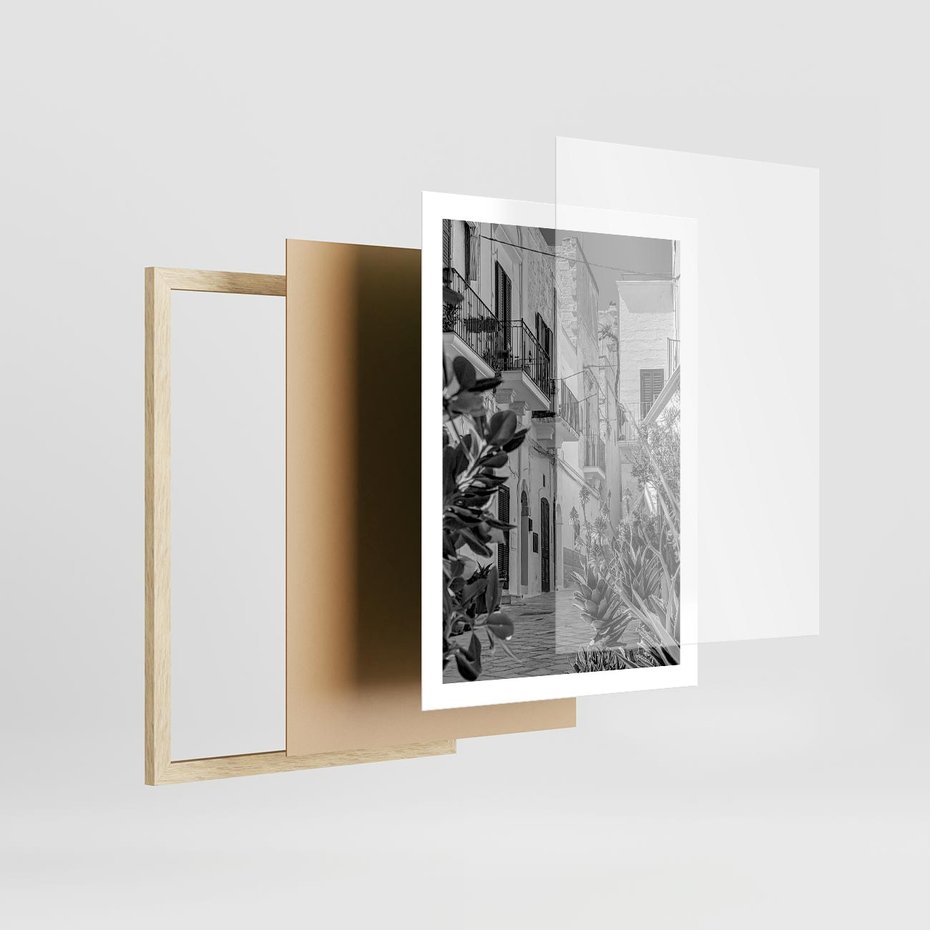 Plakat w ramie 50x70 - Nadmorska Uliczka - czarno białe zdjecie, uliczka w nadmorskim mieście - rama drewno