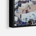 Obraz w ramie 70x100 - Biel ponad Błękitem - Santorini, białe budynki - rama czarna
