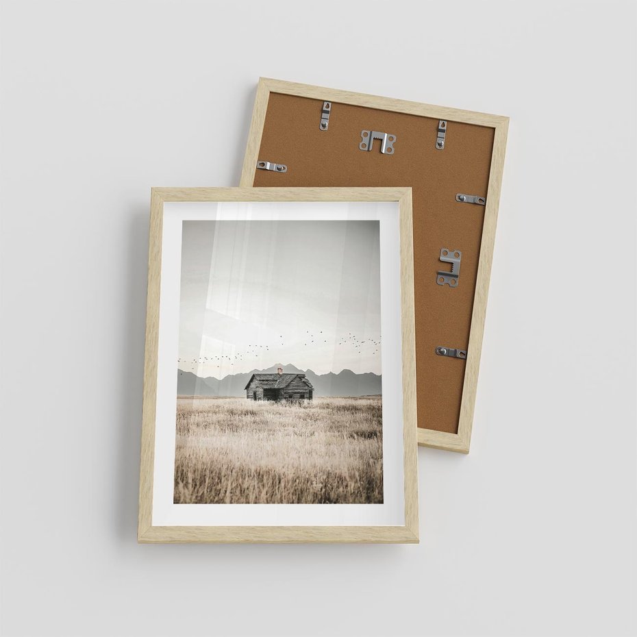 Plakat w ramie 30x40 - Wiejska Idylla - stary drewniany dom w polu suchej trawy, fotografia - rama drewno