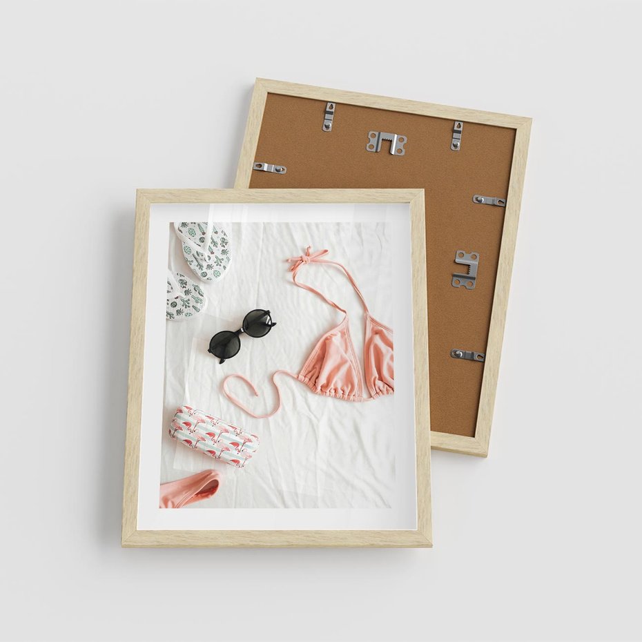 Plakat w ramie 40x50 - Letnia Elegancja na Plaży - kompozycja, elementy stroju na plażę - rama drewno