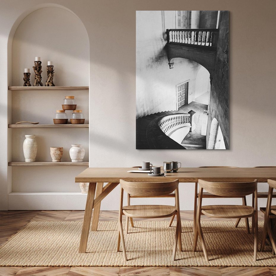 Obraz na płótnie 50x70 - Po Schodach w Dół - czarno białą fotgrafia, zakręcone schody w starek kamienicy