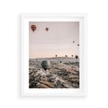 Plakat w ramie 40x50 - Wolność w Powietrzu - balony latające nas pustynnym krajbrazem, balony do latania - rama biała
