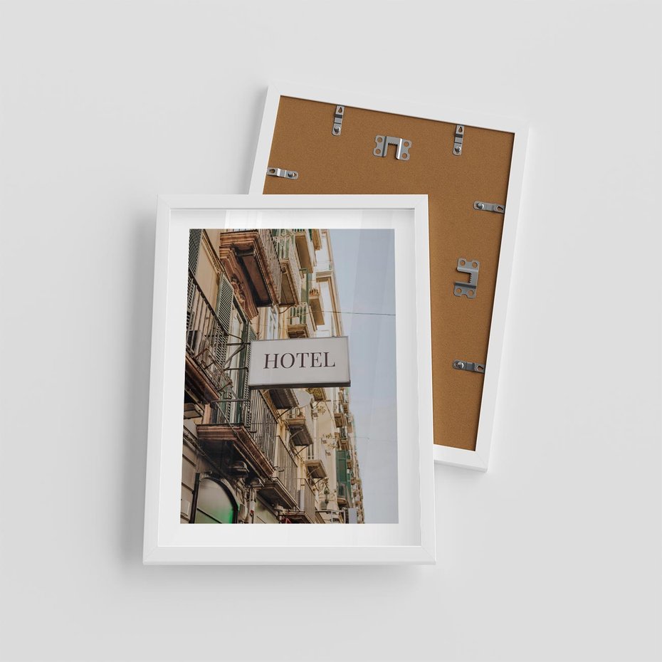 Plakat w ramie 30x40 - Magiczne Spacery - hotel, uliczka - rama biała