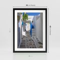 Plakat w ramie 30x40 - Uroki Santorini: Perspektywiczna Uliczka - uliczka, perspektywa - rama czarna