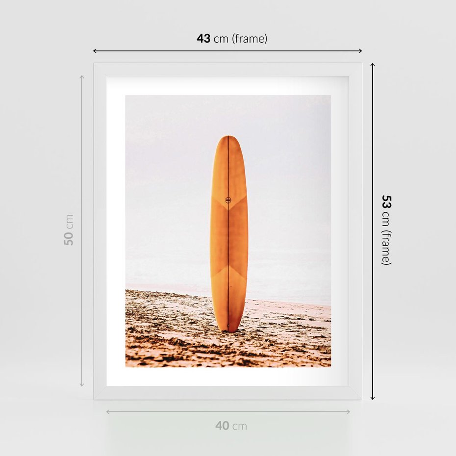 Plakat w ramie 40x50 - Deska w Piasku: Gotowa na Fale - plaża, pomarańczowa deska surfingowa wbita w piasek - rama biała