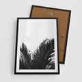Plakat w ramie 50x70 - Tropikalna Uroda w Czerni i Bieli - fotografia czarno biała, liście palmy - rama czarna