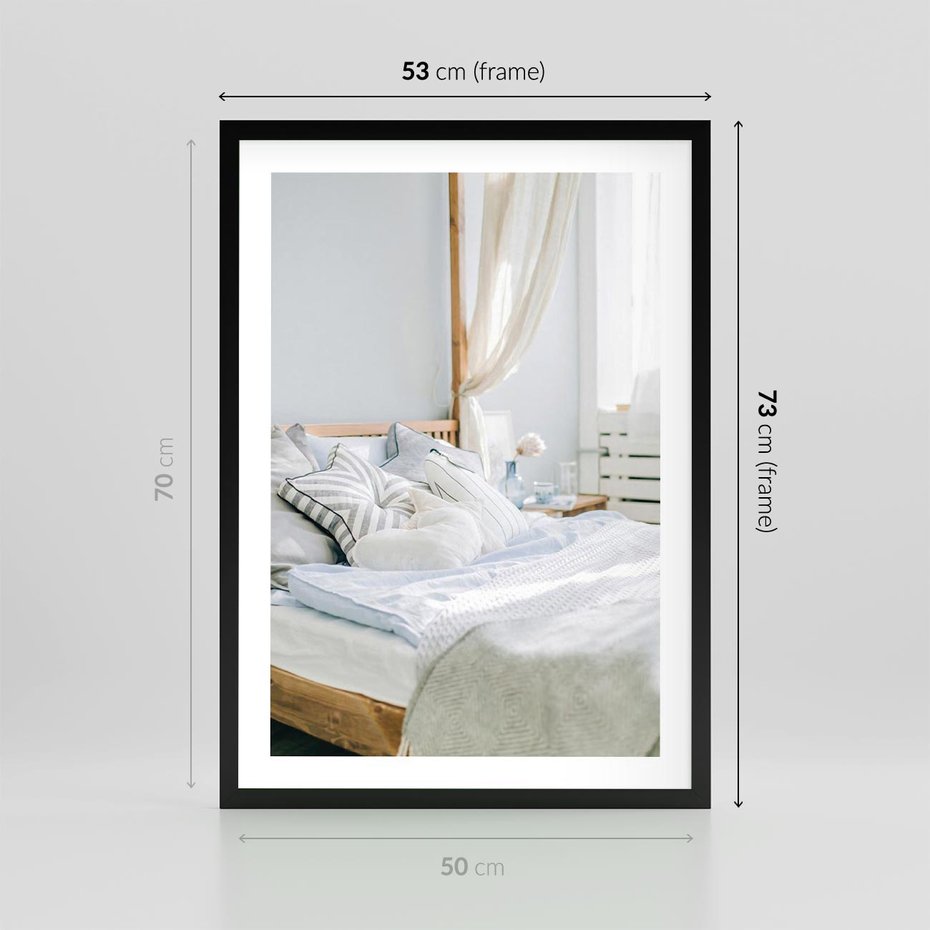 Plakat w ramie 50x70 - Relaks w Sypialni: Jasne Kolory - zdjęcie sypialni, łóżko - rama czarna