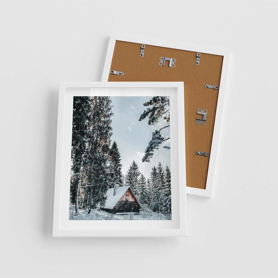 Plakat w ramie 40x50 - Górska Uroda Zimą: Dom w Śniegu - domek w górach, zima - rama biała