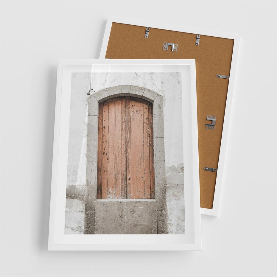 Plakat w ramie 50x70 - Śródziemnomorskie Drzwi Czasu - fotografia starych drzwi, śródziemnomorska architektura - rama biała