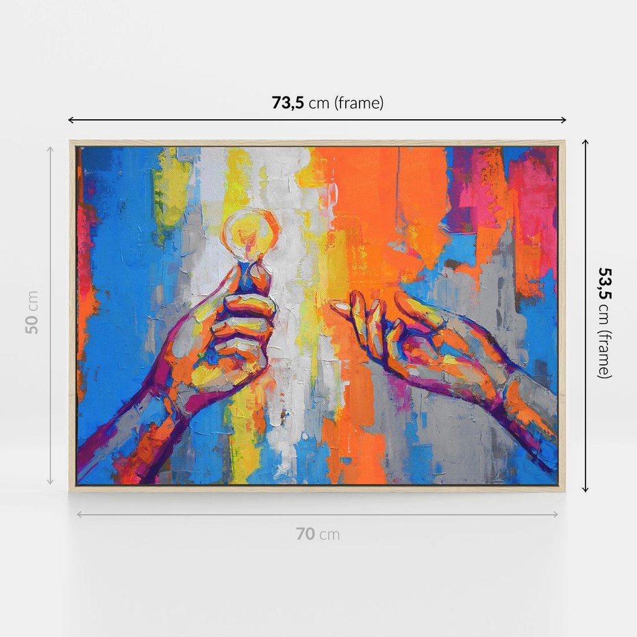 Obraz w ramie 70x50 - Refrakcje wewnętrznego światła - abstrakcyjne dzieło, dłoń trzyma żarówkę - rama drewno