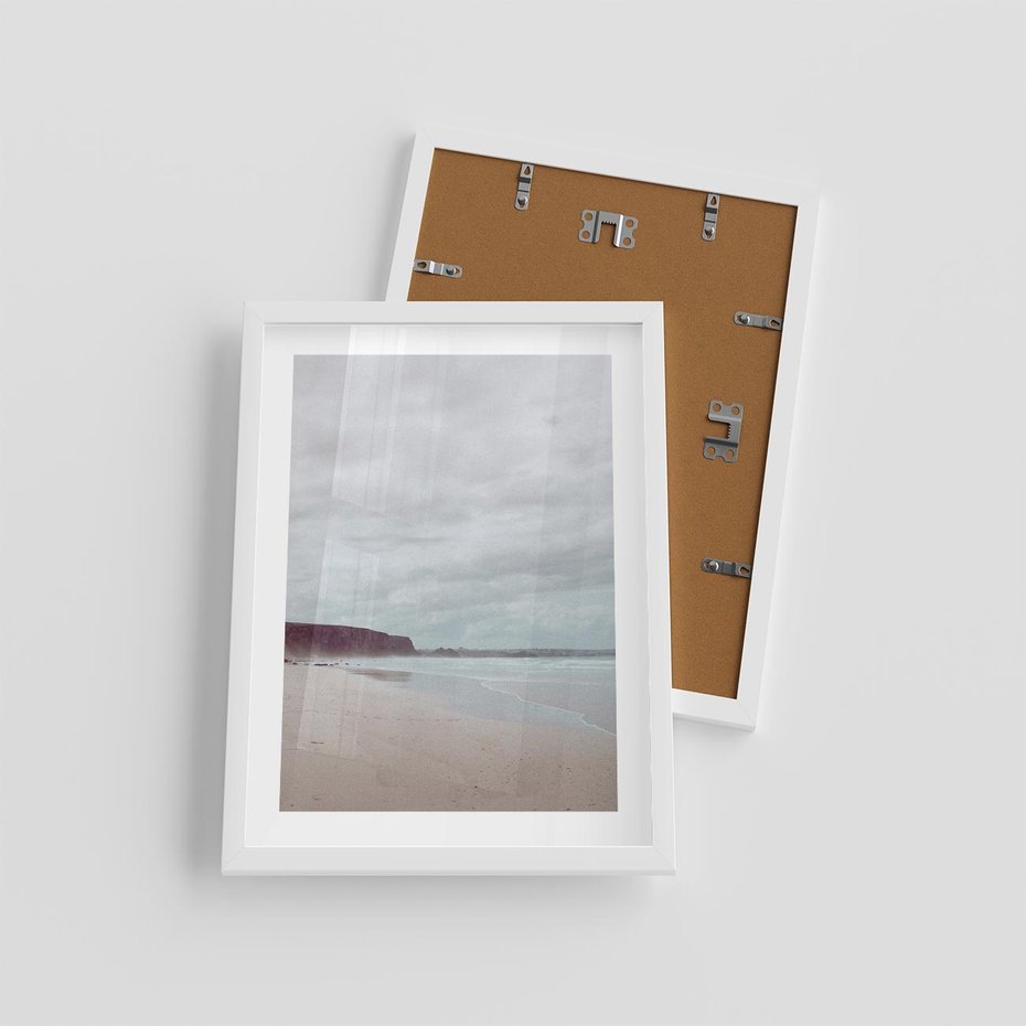 Plakat w ramie 30x40 - Mglista Plaża - plaża, mglisty krajobraz - rama biała