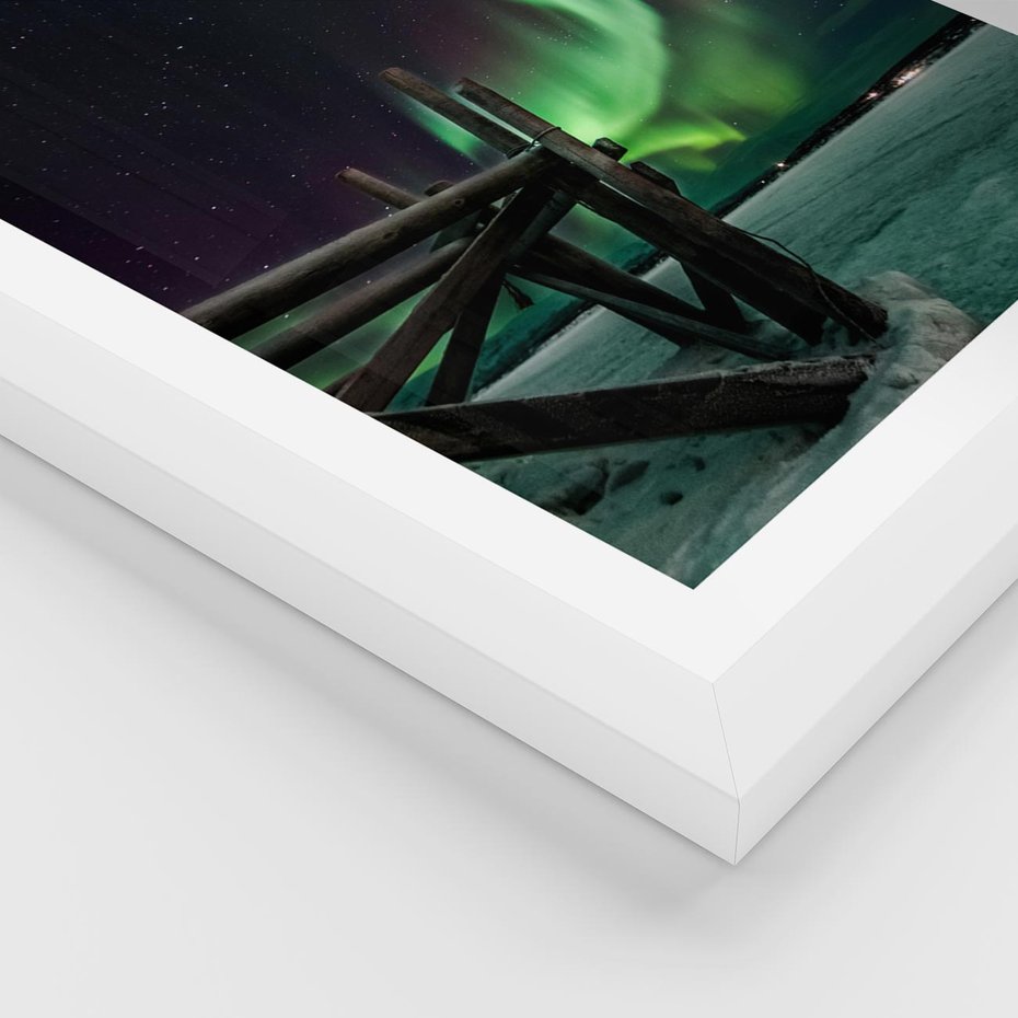 Plakat w ramie 40x50 - Zorza polarna w tajemniczej nocnej przestrzeni - zorza, polarna - rama biała