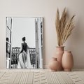 Obraz w ramie 50x70 - Poranki w Paryżu - czarno białe zdjęcie, kobieta w prześcieradle na balkonie - rama biała