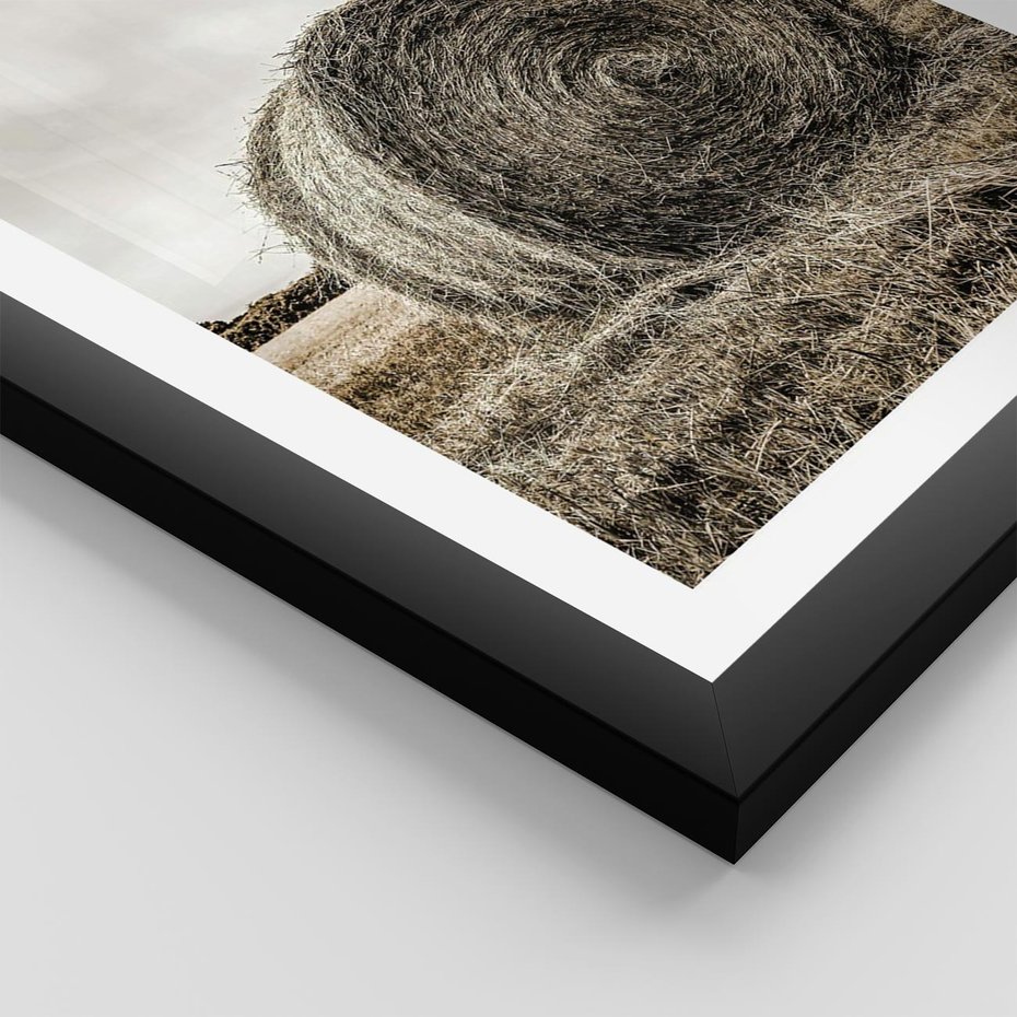 Plakat w ramie 40x50 - Siano w Sepii: Wiejska Tradycja - snopek siana, bela siana - rama czarna