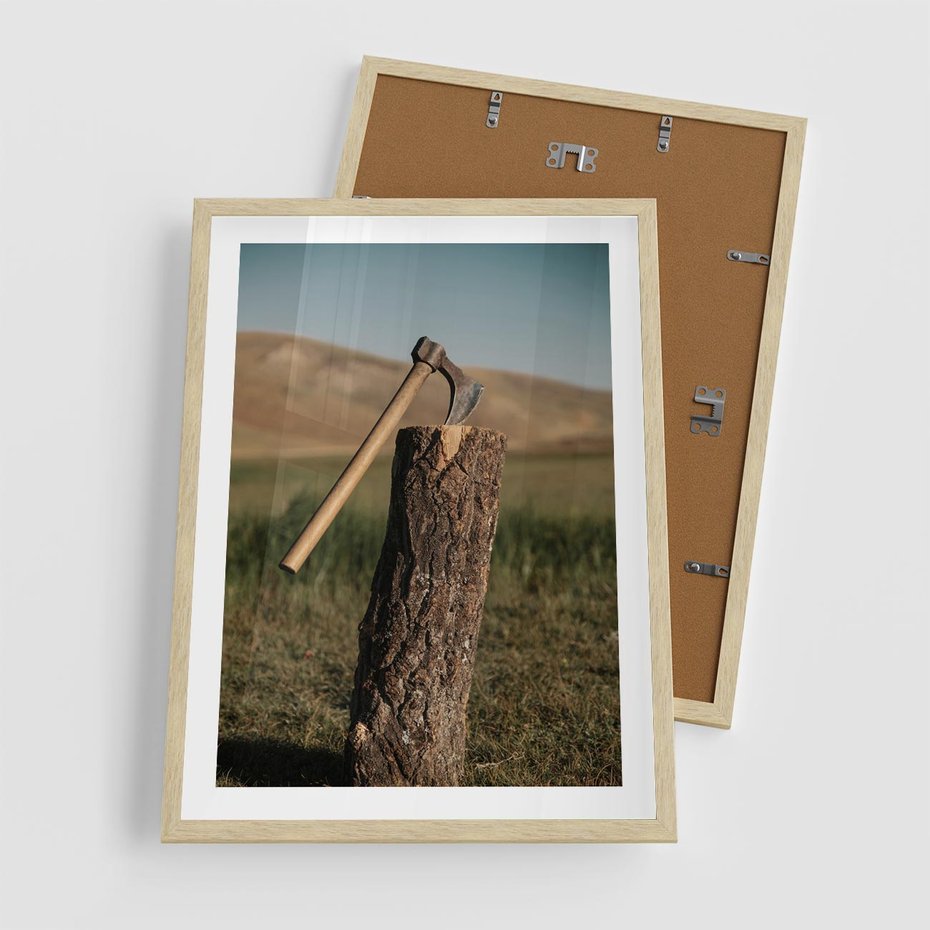 Plakat w ramie 50x70 - Lasowa siła w drewnie - las, siekiera - rama drewno