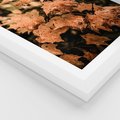 Plakat w ramie 50x70 - Ciepło Jesieni - jesienne pomarańczowe liśćie, jesień - rama biała