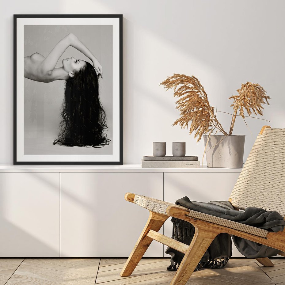 Plakat w ramie 30x40 - Piękno włosów kobiety w ruchu - włosy, piękno - rama czarna