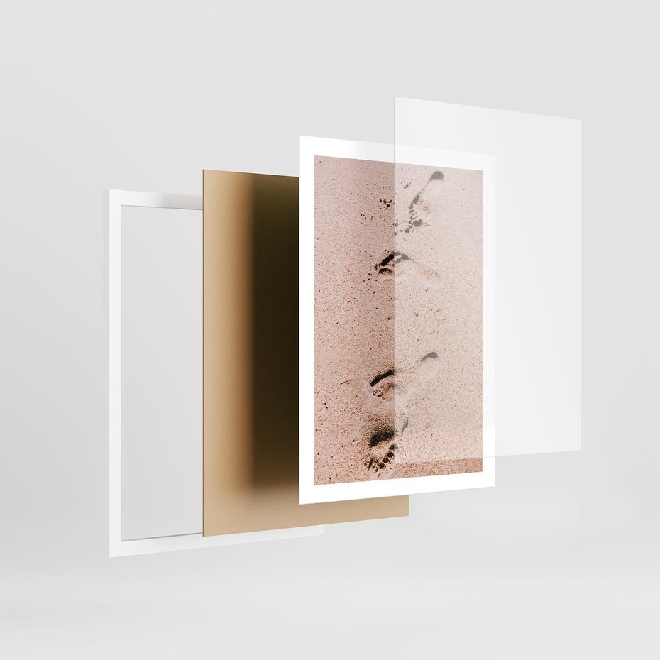 Plakat w ramie 50x70 - Ślady na Piasku - piasek, plaża - rama biała