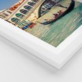 Plakat w ramie 50x70 - Romantyczna przejażdżka gondolą w Wenecji - Wenecja, gondola - rama biała