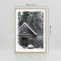 Plakat w ramie 50x70 - Zaklęta Zima - domek w lesie, śnieg - rama drewno