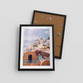 Plakat w ramie 30x40 - Błękit Morza i Białe Domki - Santorini, wyspa - rama czarna