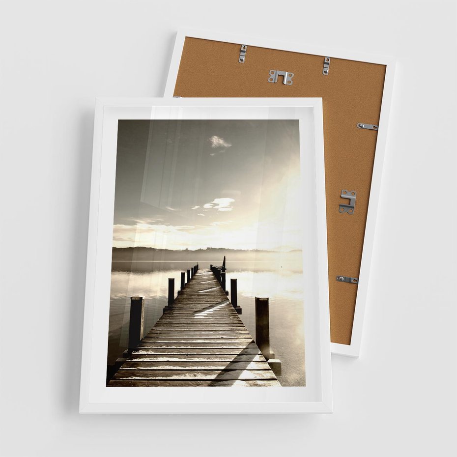 Plakat w ramie 50x70 - Mglisty poranek na pomostcie - pomost, mgła - rama biała