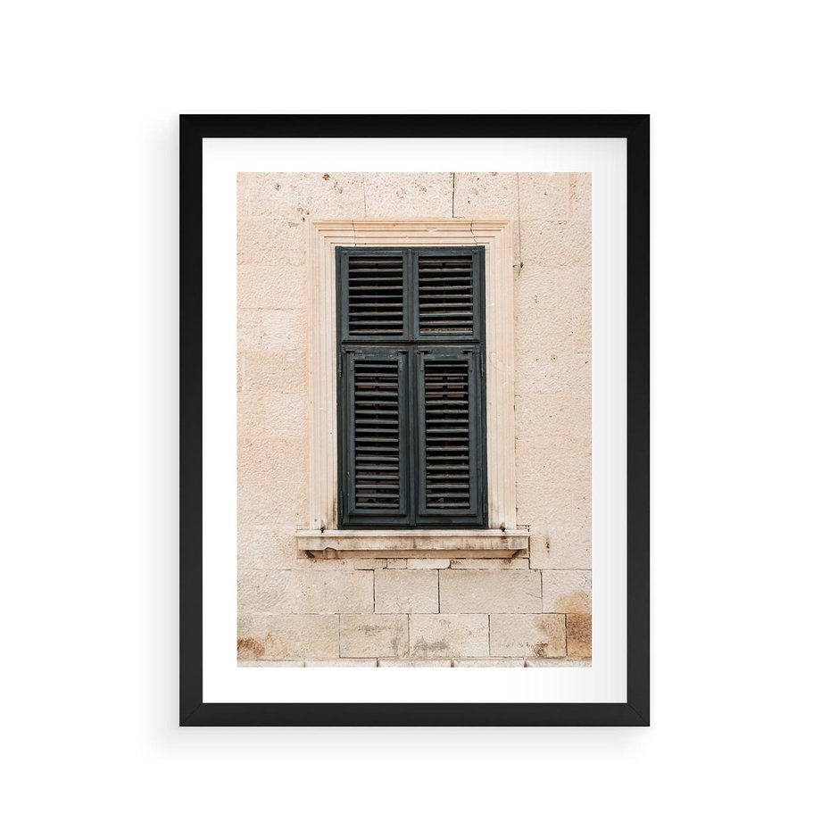 Plakat w ramie 30x40 - Urok Starego Okna z Zielonymi Okiennicami - stare okno, kamienica - rama czarna