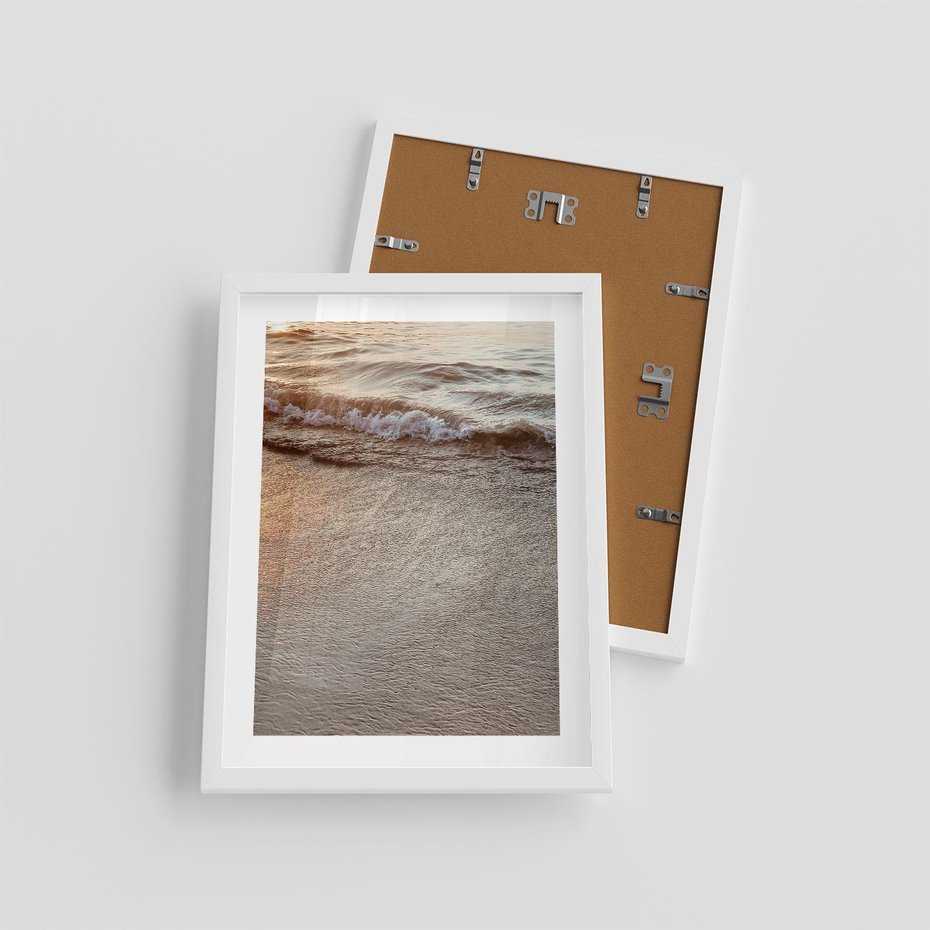Plakat w ramie 30x40 - Spokój Morza: Fale na Plaży - fale, morze - rama biała