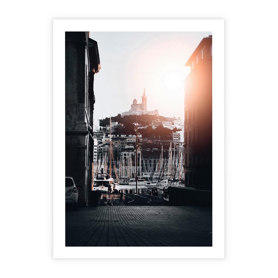 Plakat bez ramy 21x30 - Światło Portowe - czarno białe zdjecie, uliczka w nadmorskim mieście
