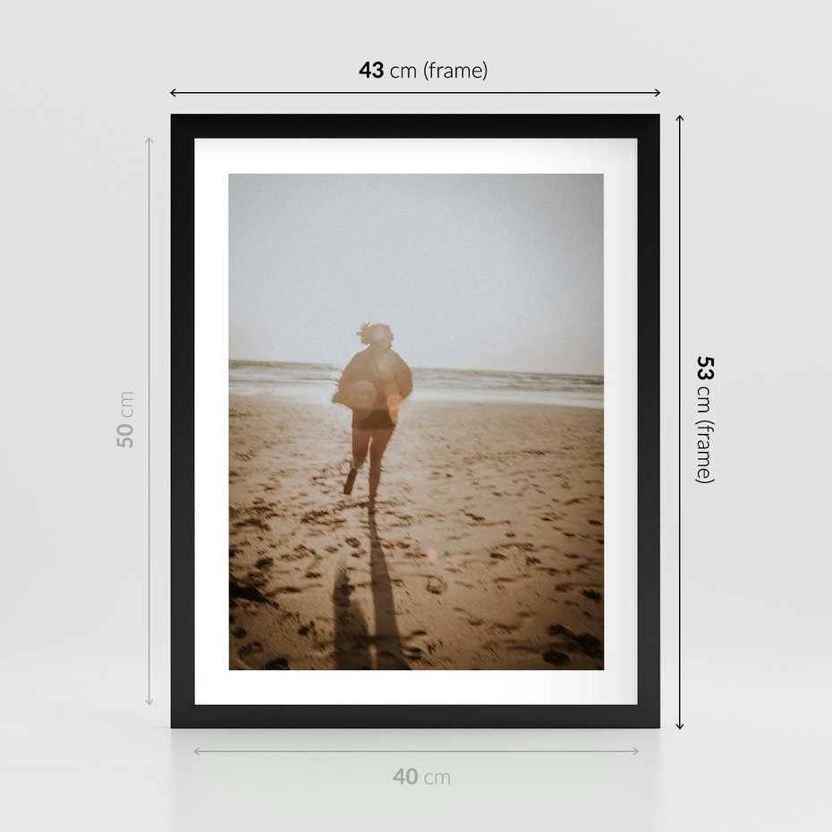 Plakat w ramie 40x50 - O Zachodzie Słońca - klimatyczna fotografia, postać biegnie po plaży - rama czarna