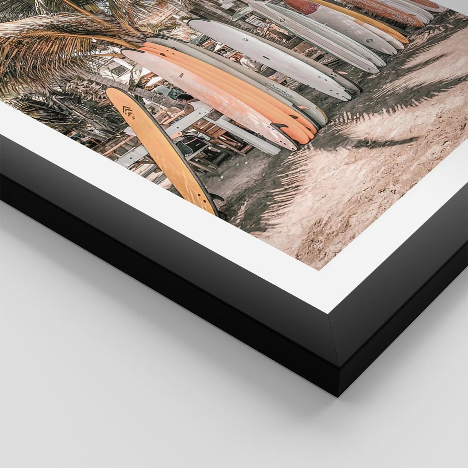 Plakat w ramie 50x70 - Surfingowy Raj - deski surfingowe, na plaży - rama czarna