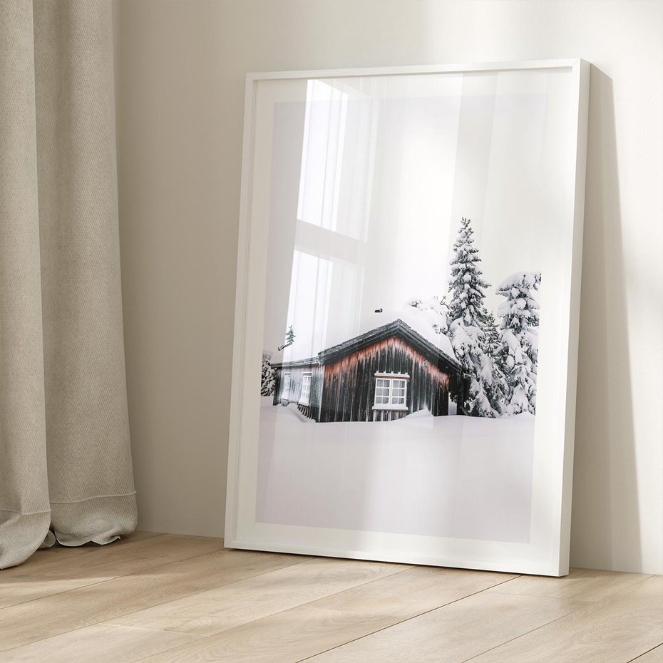 Plakat w ramie 50x70 - Zimowy Azyl: Domek w Górach - domek w górach, śnieg - rama biała