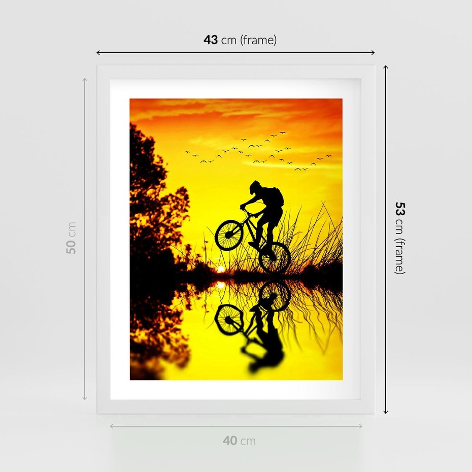 Plakat w ramie 40x50 - Rower przy zachodzie słońca - rower, zachód - rama biała